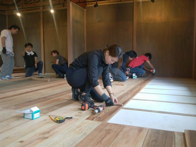 尾崎半島山林火災の被害木を床材に使用