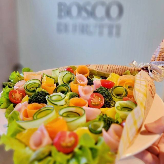 和歌中央卸売市場仲卸と連携 新鮮な野菜や果物を使ったメニューのお店です